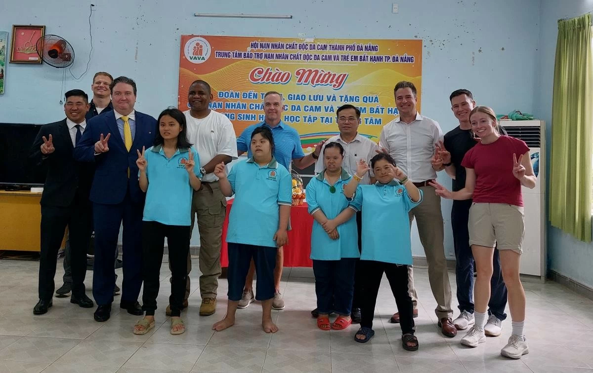 Đại sứ Hoa Kỳ tại Việt Nam, Marc Knapper thăm, giao lưu thể thao với nạn nhân da cam Đại sứ Hoa Kỳ tại Việt Nam, Marc Knapper thăm, giao lưu thể thao với nạn nhân da cam