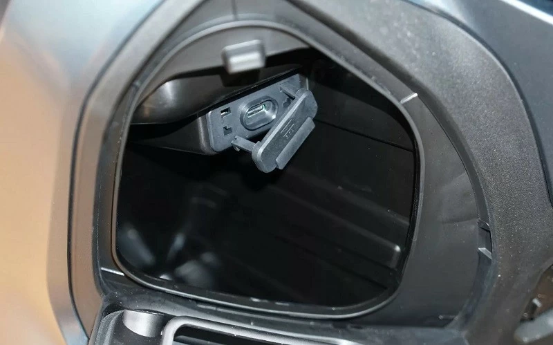 hộc đựng đồ trước tích hợp cổng sạc USB Type-C hộc đựng đồ trước tích hợp cổng sạc USB Type-C