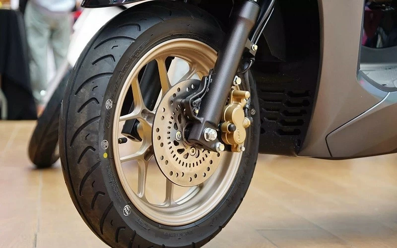 Lead 125cc 2025 phiên bản Đặc biệt được trang bị thêm phanh ABS ở phía trước Lead 125cc 2025 phiên bản Đặc biệt được trang bị thêm phanh ABS ở phía trước