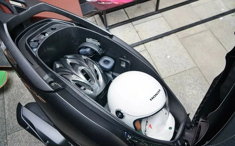 Cốp xe rộng rãi với dung tích 37 lít tích hợp đèn soi và ngăn chia đồ tiện lợi Cốp xe rộng rãi với dung tích 37 lít tích hợp đèn soi và ngăn chia đồ tiện lợi