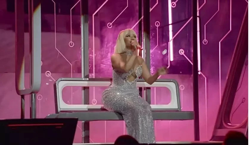 Biểu diễn tại Mỹ, nữ ca sĩ Nicki Minaj diện trang phục lấp lánh của nhà thiết kế Việt Biểu diễn tại Mỹ, nữ ca sĩ Nicki Minaj diện trang phục lấp lánh của nhà thiết kế Việt