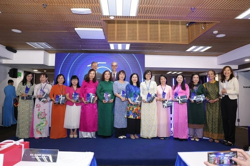 Tôn vinh 38 nhà khoa học nữ xuất sắc của Việt Nam Tôn vinh 38 nhà khoa học nữ xuất sắc của Việt Nam tại lễ kỷ niệm 15 năm Giải thưởng L’Oréal-UNESCO