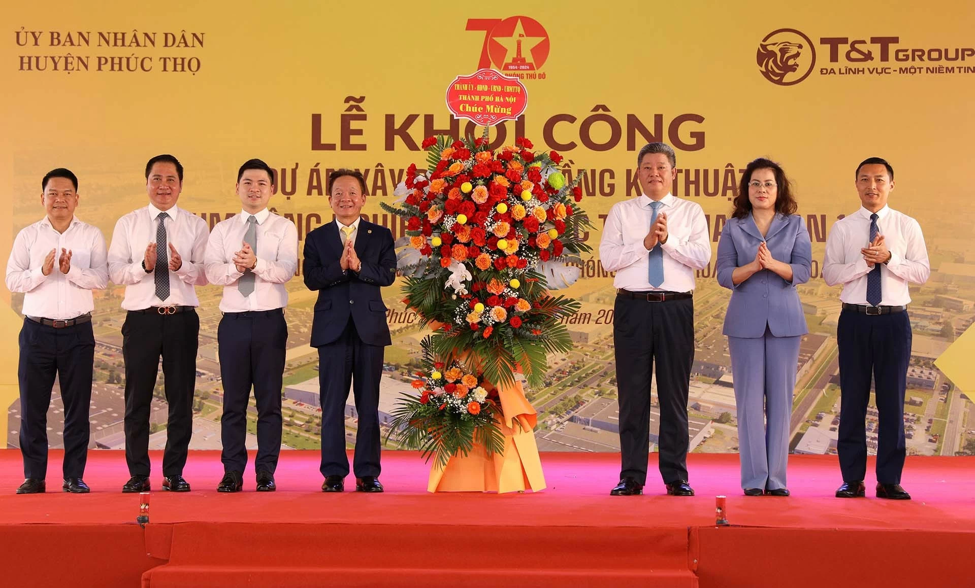 Thành ủy, HĐND, UBND, Ủy ban MTTQ Việt Nam thành phố Hà Nội tặng lẵng hoa chúc mừng Tập đoàn T&T Group tại lễ khởi công dự án. Thành ủy, HĐND, UBND, Ủy ban MTTQ Việt Nam thành phố Hà Nội tặng lẵng hoa chúc mừng Tập đoàn T&T Group tại lễ khởi công dự án.