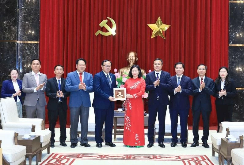Vun đắp quan hệ hợp tác giữa Hà Nội - Vientiane lên một tầm cao mới Vun đắp quan hệ hợp tác giữa Hà Nội - Vientiane lên một tầm cao mới