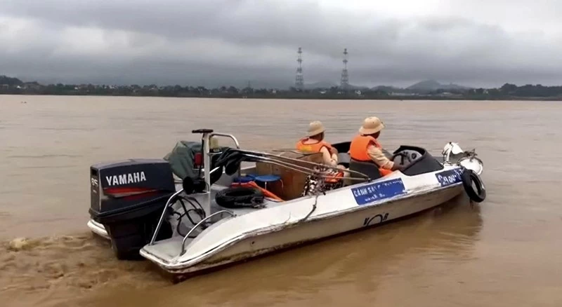 Cục CSGT tham gia ứng cứu, tìm kiếm nạn nhân vụ sập cầu Phong Châu. Cục CSGT tham gia ứng cứu, tìm kiếm nạn nhân vụ sập cầu Phong Châu.