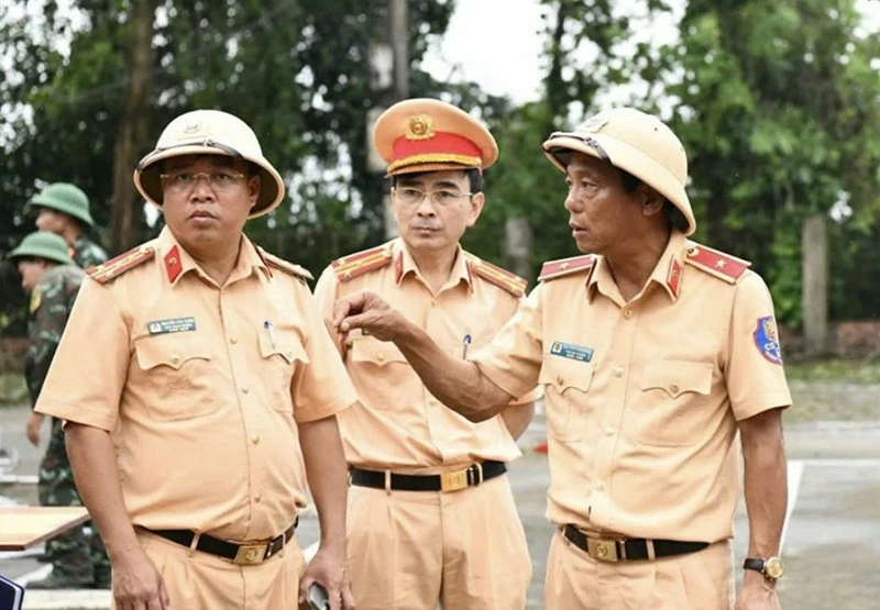 Đoàn công tác của Cục CSGT do Thiếu tướng Nguyễn Văn Mừng, Phó Cục trưởng Cục CSGT (ngoài cùng bìa phải) làm trưởng đoàn tới hiện trường để chỉ đạo công tác tìm kiếm các nạn nhân mất tích. Đoàn công tác của Cục CSGT do Thiếu tướng Nguyễn Văn Mừng, Phó Cục trưởng Cục CSGT (ngoài cùng bìa phải) làm trưởng đoàn tới hiện trường để chỉ đạo công tác tìm kiếm các nạn nhân mất tích.