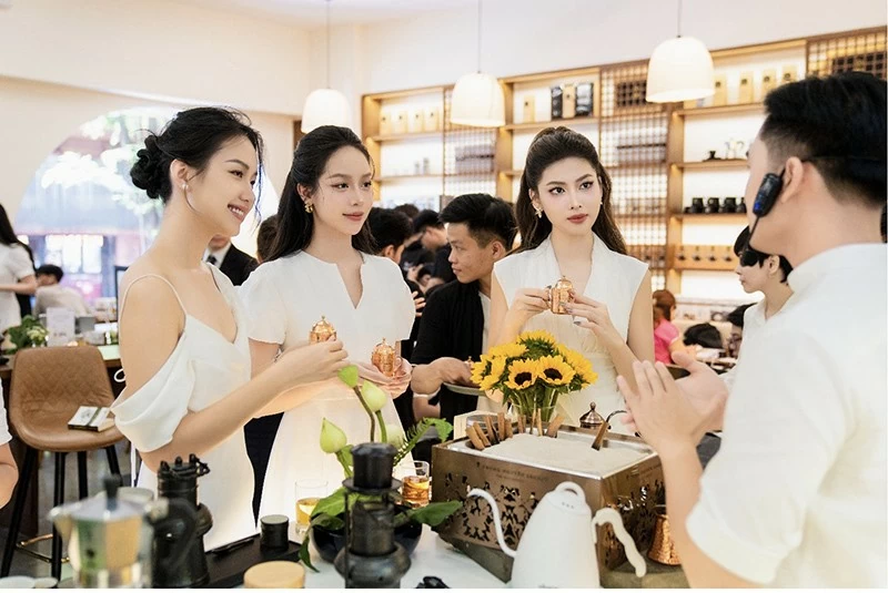 Hoa hậu Thanh Thủy, Á hậu Ngọc Thảo và Nhà thiết kế - Họa sĩ Anh Thư ấn tượng với những câu chuyện thú vị về 3 văn minh cà phê trong ngày khai trương Thế giới cà phê Trung Nguyên Legend tại Bưu điện Tp.HCM. Hoa hậu Thanh Thủy, Á hậu Ngọc Thảo và Nhà thiết kế - Họa sĩ Anh Thư ấn tượng với những câu chuyện thú vị về 3 văn minh cà phê trong ngày khai trương Thế giới cà phê Trung Nguyên Legend tại Bưu điện Tp.HCM.