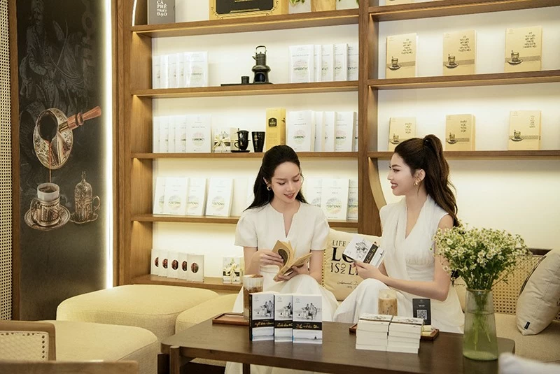 Hoa hậu Thanh Thủy, Á hậu Ngọc Thảo thưởng thức hương vị ly cà phê sữa đá tuyệt ngon bên những cuốn sách quý nền tảng đổi đời trong không gian Thế giới cà phê Trung Nguyên Legend - nơi hội tụ tinh hoa 3 nền văn minh cà phê thế giới. Hoa hậu Thanh Thủy, Á hậu Ngọc Thảo thưởng thức hương vị ly cà phê sữa đá tuyệt ngon bên những cuốn sách quý nền tảng đổi đời trong không gian Thế giới cà phê Trung Nguyên Legend - nơi hội tụ tinh hoa 3 nền văn minh cà phê thế giới.