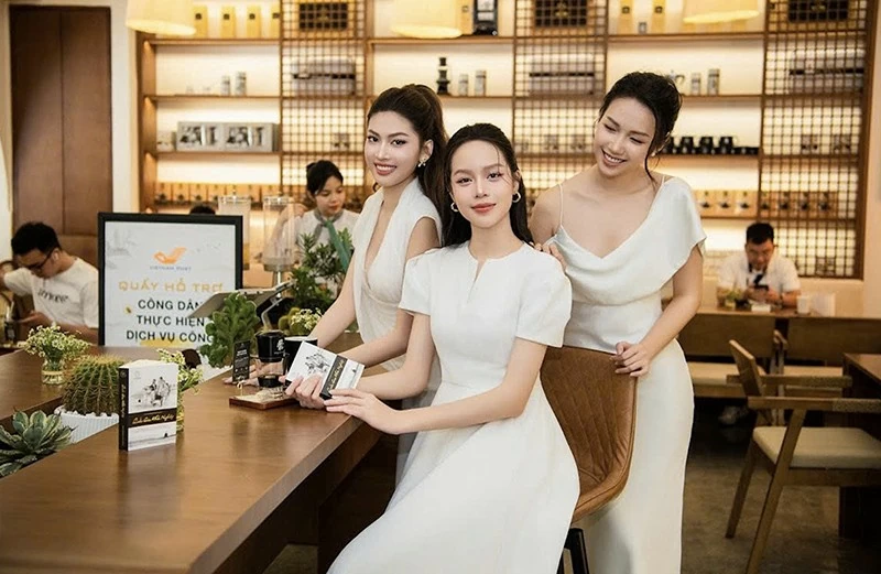 Hoa hậu Thanh Thủy, Á hậu Ngọc Thảo, Nhà thiết kế - Họa sĩ Anh Thư thích thú trải nghiệm cà phê và khám phá không gian Thế giới cà phê Trung Nguyên Legend tại Bưu điện TPHCM. Hoa hậu Thanh Thủy, Á hậu Ngọc Thảo, Nhà thiết kế - Họa sĩ Anh Thư thích thú trải nghiệm cà phê và khám phá không gian Thế giới cà phê Trung Nguyên Legend tại Bưu điện TPHCM.
