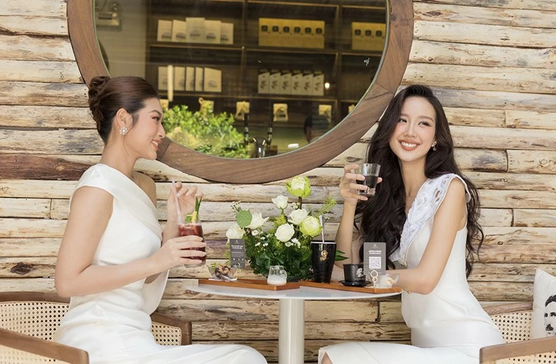 Thế giới cà phê Trung Nguyên Legend là không gian thưởng thức cà phê đặc biệt được Hoa hậu Liên lục địa Bảo Ngọc và Hoa hậu Hòa bình Việt Nam Thiên Ân yêu thích. Thế giới cà phê Trung Nguyên Legend là không gian thưởng thức cà phê đặc biệt được Hoa hậu Liên lục địa Bảo Ngọc và Hoa hậu Hòa bình Việt Nam Thiên Ân yêu thích.