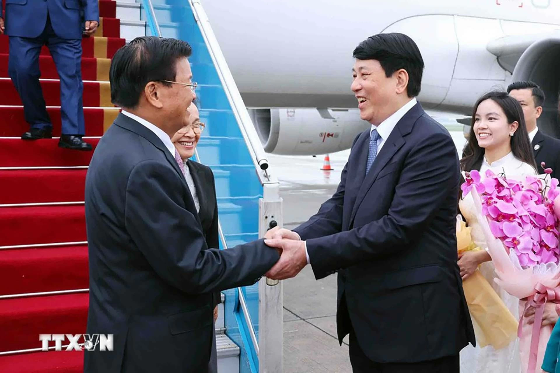 Tổng Bí thư, Chủ tịch nước Lào Thongloun Sisoulith bắt đầu chuyến thăm cấp Nhà nước đến Việt Nam
