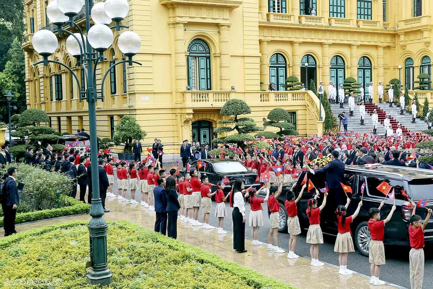Việt Nam bắn 21 phát đại bác chào mừng Tổng Bí thư, Chủ tịch nước Lào Thongloun Việt Nam bắn 21 phát đại bác chào mừng Tổng Bí thư, Chủ tịch nước Lào