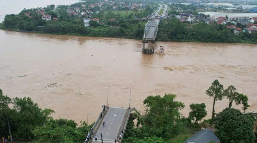 Cập nhật thông tin vụ sập cầu Phong Châu: Nỗ lực tìm các nạn nhân mất tích; khẩn trương lắp đặt cầu phao Cập nhật thông tin vụ sập cầu Phong Châu: Nỗ lực tìm các nạn nhân mất tích; khẩn trương lắp đặt cầu phao