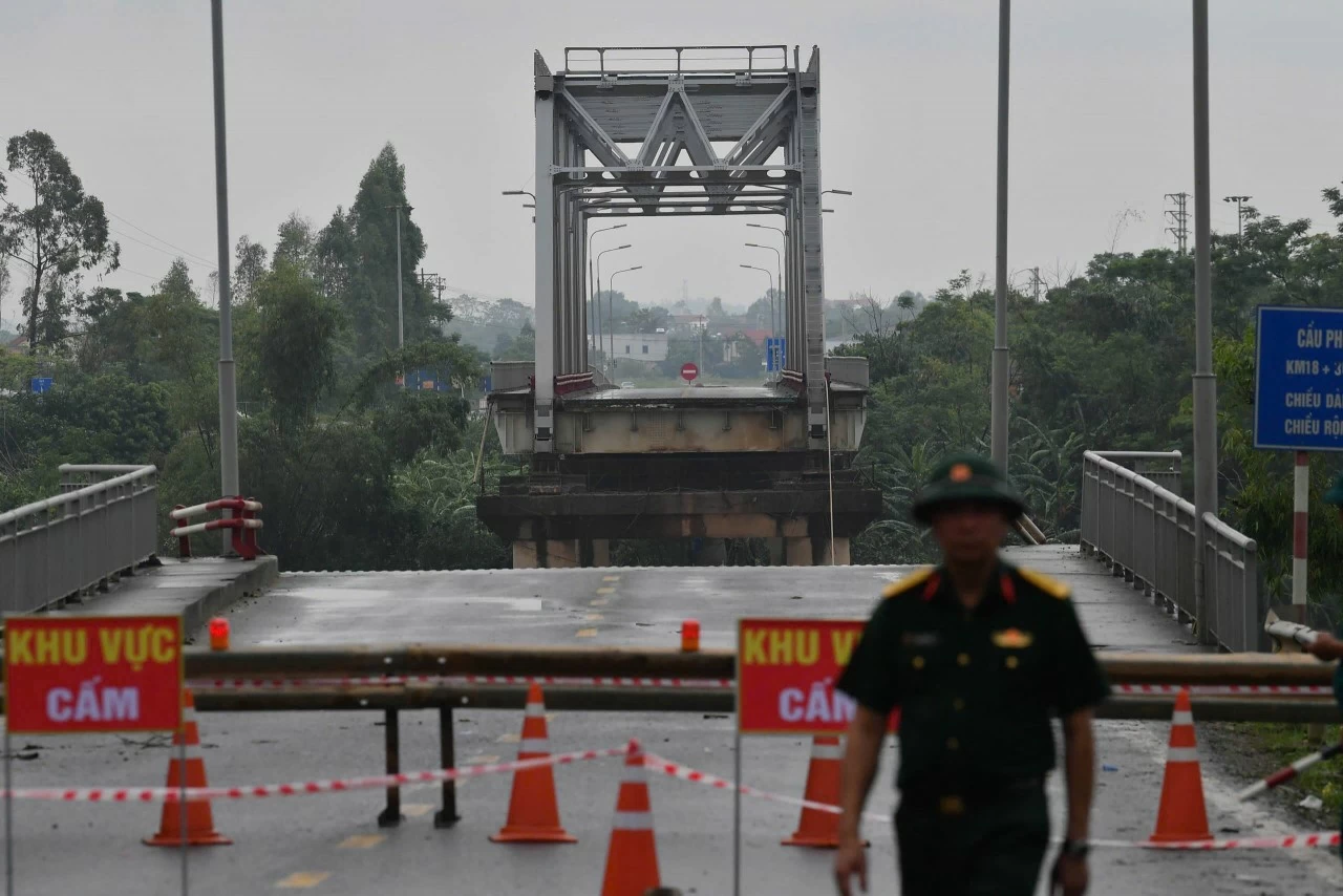 Quân khu 2 tổ chức đội công binh lắp cầu ở Phong Châu Quân khu 2 tổ chức đội công binh lắp cầu ở Phong Châu