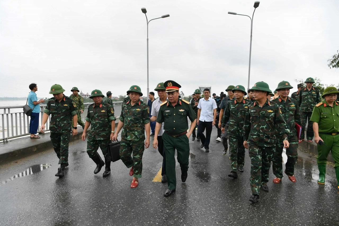 Quân khu 2 tổ chức đội công binh lắp cầu ở Phong Châu Quân khu 2 tổ chức đội công binh lắp cầu ở Phong Châu