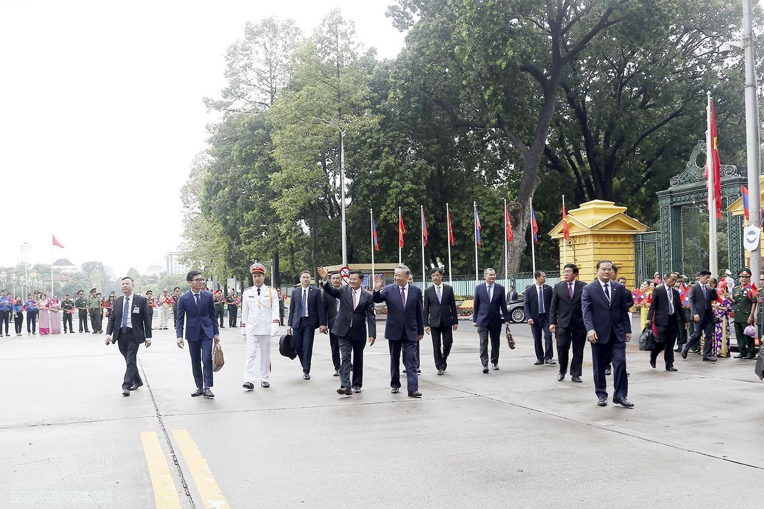 Việt Nam bắn 21 phát đại bác chào mừng Tổng Bí thư, Chủ tịch nước Lào Việt Nam bắn 21 phát đại bác chào mừng Tổng Bí thư, Chủ tịch nước Lào