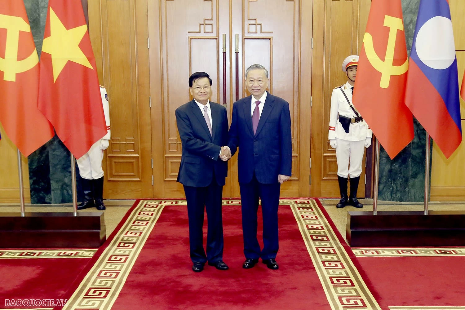 Tổng Bí thư, Chủ tịch nước Tô Lâm cùng Tổng Bí thư, Chủ tịch nước Lào Thongloun Sisoulith chụp ảnh lưu niệm trước khi vào hội đàm. Tổng Bí thư, Chủ tịch nước Tô Lâm cùng Tổng Bí thư, Chủ tịch nước Lào Thongloun Sisoulith chụp ảnh lưu niệm trước khi vào hội đàm.