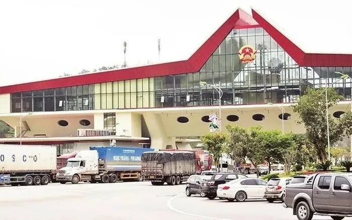 Lạng Sơn: Tránh mưa ngập, xe hàng xuất khẩu qua cửa khẩu Hữu Nghị được điều tiết vào Khu phi thuế quan. (Nguồn: ANTĐ) Lạng Sơn: Tránh mưa ngập, xe hàng xuất khẩu qua cửa khẩu Hữu Nghị được điều tiết vào Khu phi thuế quan. (Nguồn: ANTĐ)