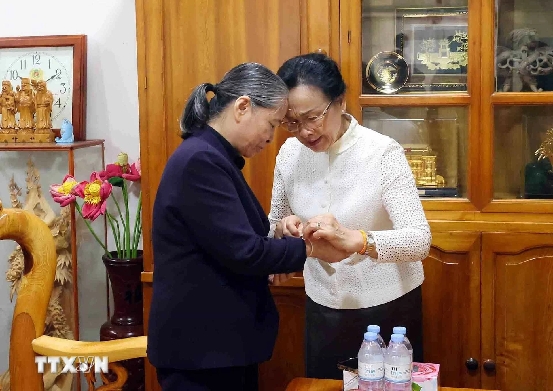 Phu nhân Naly Sisoulith thăm Phu nhân cố Tổng Bí thư Nguyễn Phú Trọng Phu nhân Naly Sisoulith thăm Phu nhân cố Tổng Bí thư Nguyễn Phú Trọng