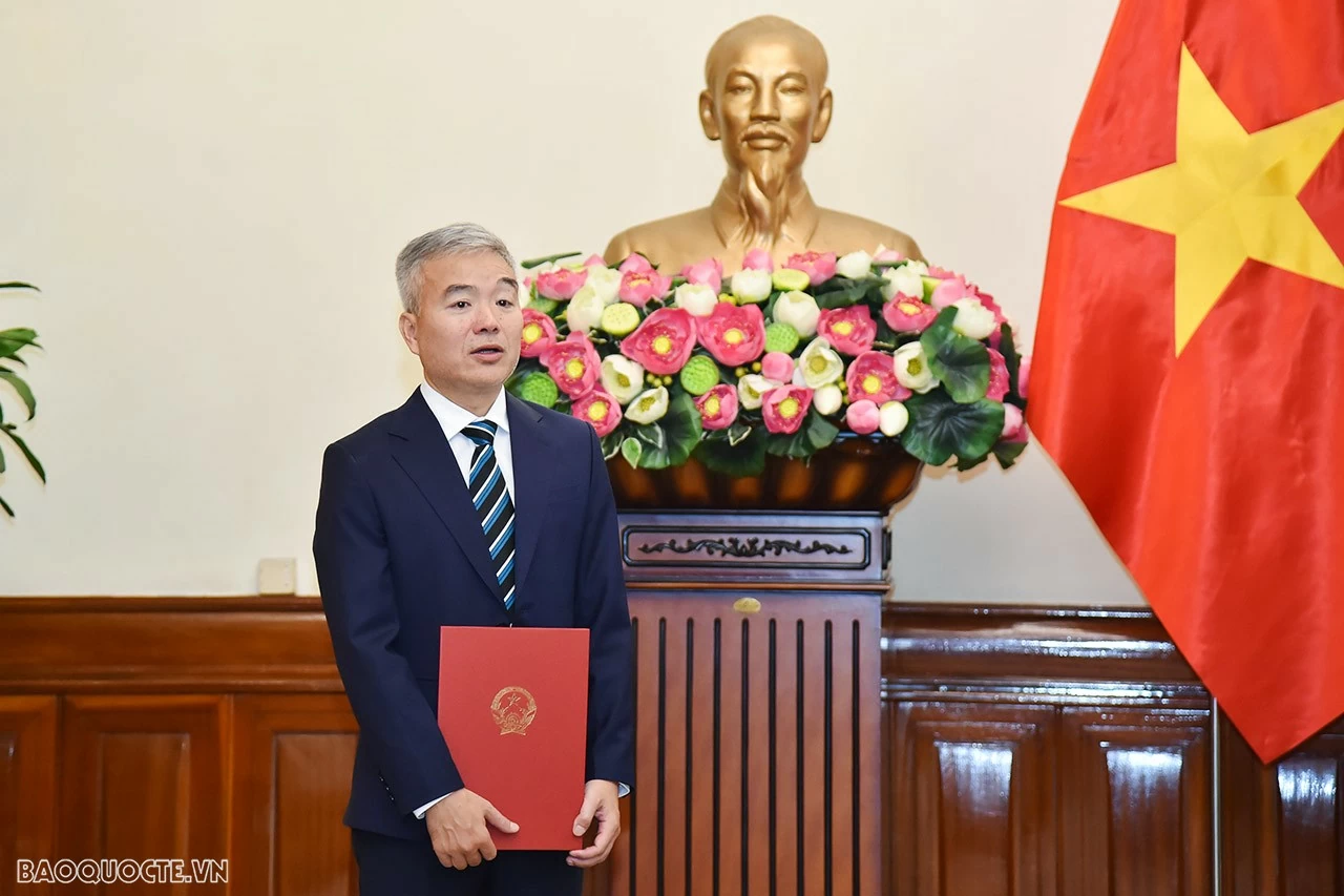 Trong phát biểu của mình, ông Nguyễn Thanh Tùng cảm ơn lời căn dặn của Phó Thủ tướng, Bộ trưởng Ngoại giao Bùi Thanh Sơn; khẳng định sẽ luôn nỗ lực hết sức mình, phát huy năng lực, không ngừng học hỏi để làm tốt công tác, nhiệm vụ được Đảng, Nhà nước và nhân dân giao phó để đóng góp vào thành công chung của công tác đối ngoại. Trong phát biểu của mình, ông Nguyễn Thanh Tùng cảm ơn lời căn dặn của Phó Thủ tướng, Bộ trưởng Ngoại giao Bùi Thanh Sơn; khẳng định sẽ luôn nỗ lực hết sức mình, phát huy năng lực, không ngừng học hỏi để làm tốt công tác, nhiệm vụ được Đảng, Nhà nước và nhân dân giao phó để đóng góp vào thành công chung của công tác đối ngoại.