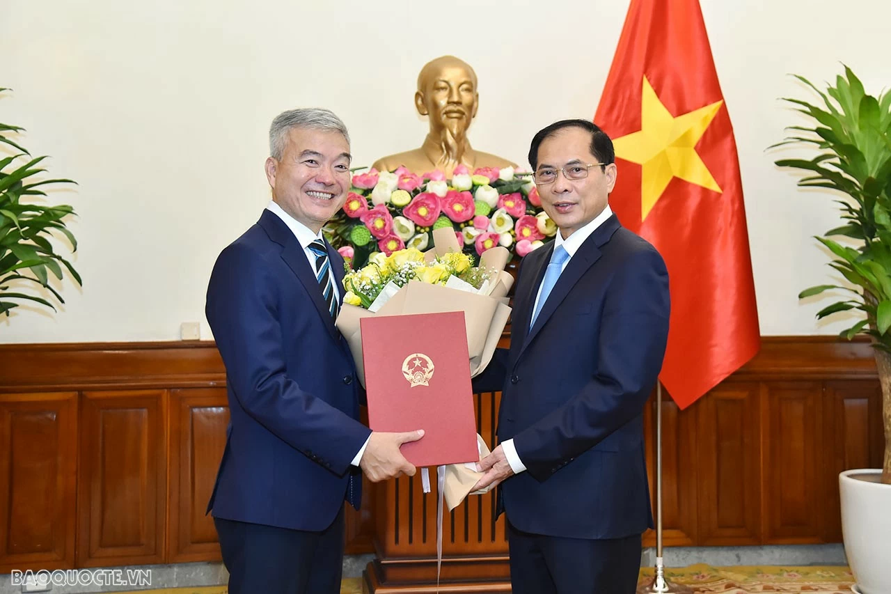 Phát biểu tại Lễ trao quyết định bổ nhiệm, Phó Thủ tướng, Bộ trưởng Ngoại giao Bùi Thanh Sơn chúc mừng ông Nguyễn Thanh Tùng được bổ nhiệm làm Tổng Lãnh sự Việt Nam tại tại Sydney. Phó Thủ tướng, Bộ trưởng nhấn mạnh, đây là sự tin tưởng của Ban cán sự Đảng Bộ, Lãnh đạo Bộ đối với năng lực và kinh nghiệm của các cán bộ. Phát biểu tại Lễ trao quyết định bổ nhiệm, Phó Thủ tướng, Bộ trưởng Ngoại giao Bùi Thanh Sơn chúc mừng ông Nguyễn Thanh Tùng được bổ nhiệm làm Tổng Lãnh sự Việt Nam tại tại Sydney. Phó Thủ tướng, Bộ trưởng nhấn mạnh, đây là sự tin tưởng của Ban cán sự Đảng Bộ, Lãnh đạo Bộ đối với năng lực và kinh nghiệm của các cán bộ.