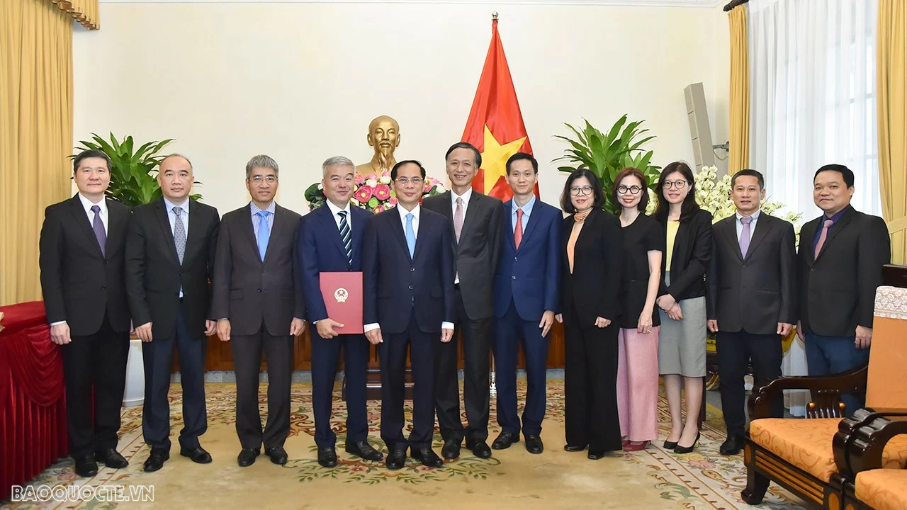 Giao nhiệm vụ cụ thể đối với tân Tổng Lãnh sự Việt Nam tại tại Sydney, Phó Thủ tướng, Bộ trưởng đề nghị Nguyễn Thanh Tùng tiếp tục thúc đẩy mạnh mẽ quan hệ hợp tác giữa địa phương, doanh nghiệp hai nước trên tất cả các mặt: chính trị, trọng tâm là kinh tế, văn hóa-xã hội, bảo hộ công dân… đi vào thực chất, hiệu quả. Phó Thủ tướng, Bộ trưởng mong muốn tân Tổng Lãnh sự phát huy năng lực và sở trường, lãnh đạo đơn vị đoàn kết, tăng cường chuyển đổi số, hoàn thành tốt nhiệm vụ được giao, đóng góp tích cực vào việc xây dựng ngành Ngoại giao Việt Nam toàn diện, hiện đại và chuyên nghiệp, phục vụ phát triển đất nước và bảo vệ Tổ quốc. Giao nhiệm vụ cụ thể đối với tân Tổng Lãnh sự Việt Nam tại tại Sydney, Phó Thủ tướng, Bộ trưởng đề nghị Nguyễn Thanh Tùng tiếp tục thúc đẩy mạnh mẽ quan hệ hợp tác giữa địa phương, doanh nghiệp hai nước trên tất cả các mặt: chính trị, trọng tâm là kinh tế, văn hóa-xã hội, bảo hộ công dân… đi vào thực chất, hiệu quả. Phó Thủ tướng, Bộ trưởng mong muốn tân Tổng Lãnh sự phát huy năng lực và sở trường, lãnh đạo đơn vị đoàn kết, tăng cường chuyển đổi số, hoàn thành tốt nhiệm vụ được giao, đóng góp tích cực vào việc xây dựng ngành Ngoại giao Việt Nam toàn diện, hiện đại và chuyên nghiệp, phục vụ phát triển đất nước và bảo vệ Tổ quốc.