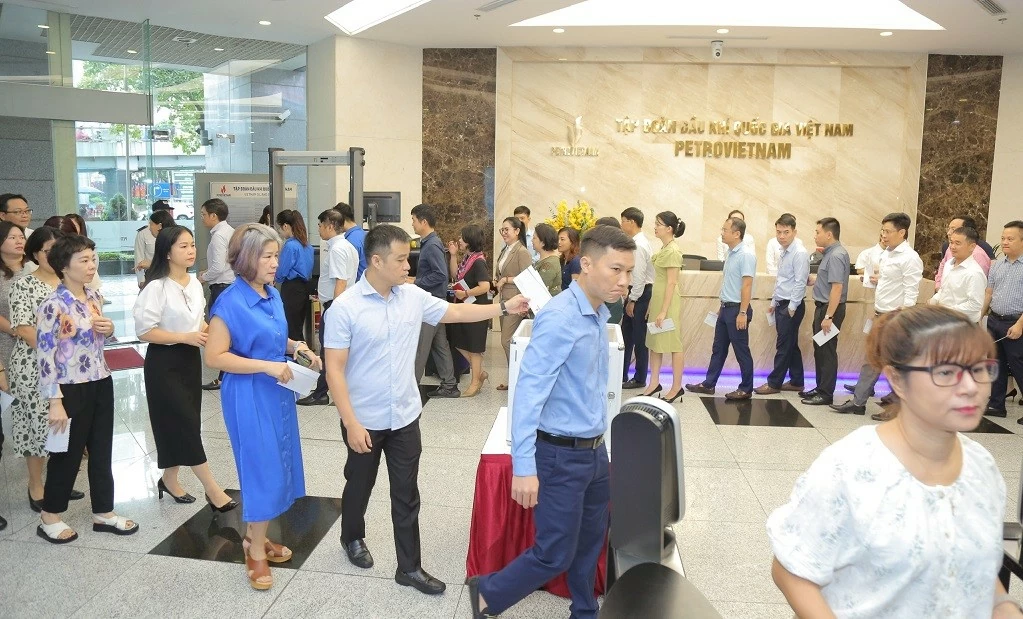 PetroVietnam dành 10 tỷ đồng và kêu gọi CBCNV ủng hộ đồng bào các địa phương bị ảnh hưởng bởi bão số 3 (bão Yagi) PetroVietnam dành 10 tỷ đồng và kêu gọi CBCNV ủng hộ đồng bào các địa phương bị ảnh hưởng bởi bão số 3 (bão Yagi)