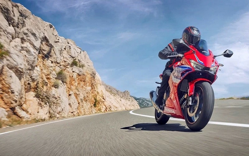 CBR500R 2024 nổi bật trong thiết kế mới sắc nét từ đèn pha, đèn hậu mới, cùng các chi tiết thân xe được điều chỉnh thon gọn. CBR500R 2024 nổi bật trong thiết kế mới sắc nét từ đèn pha, đèn hậu mới, cùng các chi tiết thân xe được điều chỉnh thon gọn.