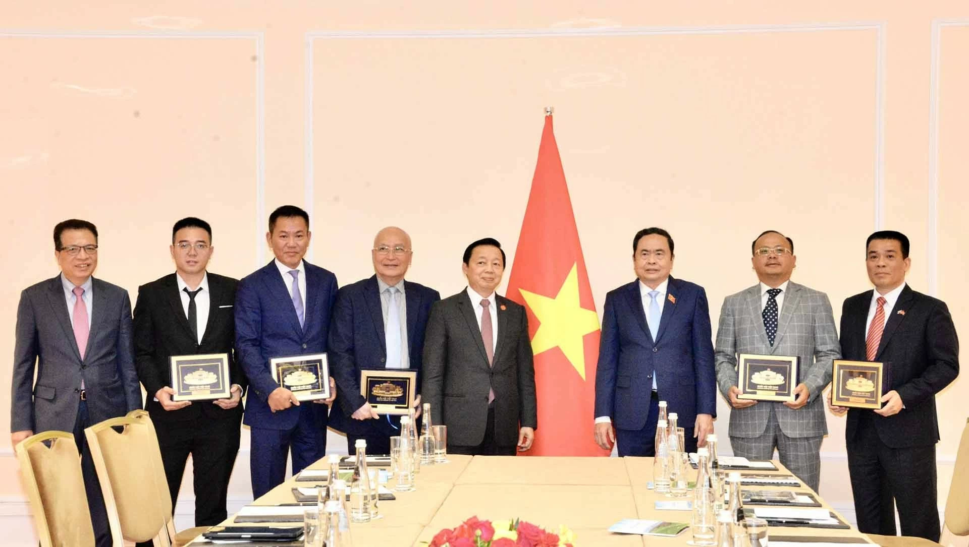 Chủ tịch Quốc hội Trần Thanh Mẫn tiếp các doanh nghiệp Việt Nam tại Liên bang Nga Chủ tịch Quốc hội Trần Thanh Mẫn tiếp các doanh nghiệp Việt Nam tại Liên bang Nga