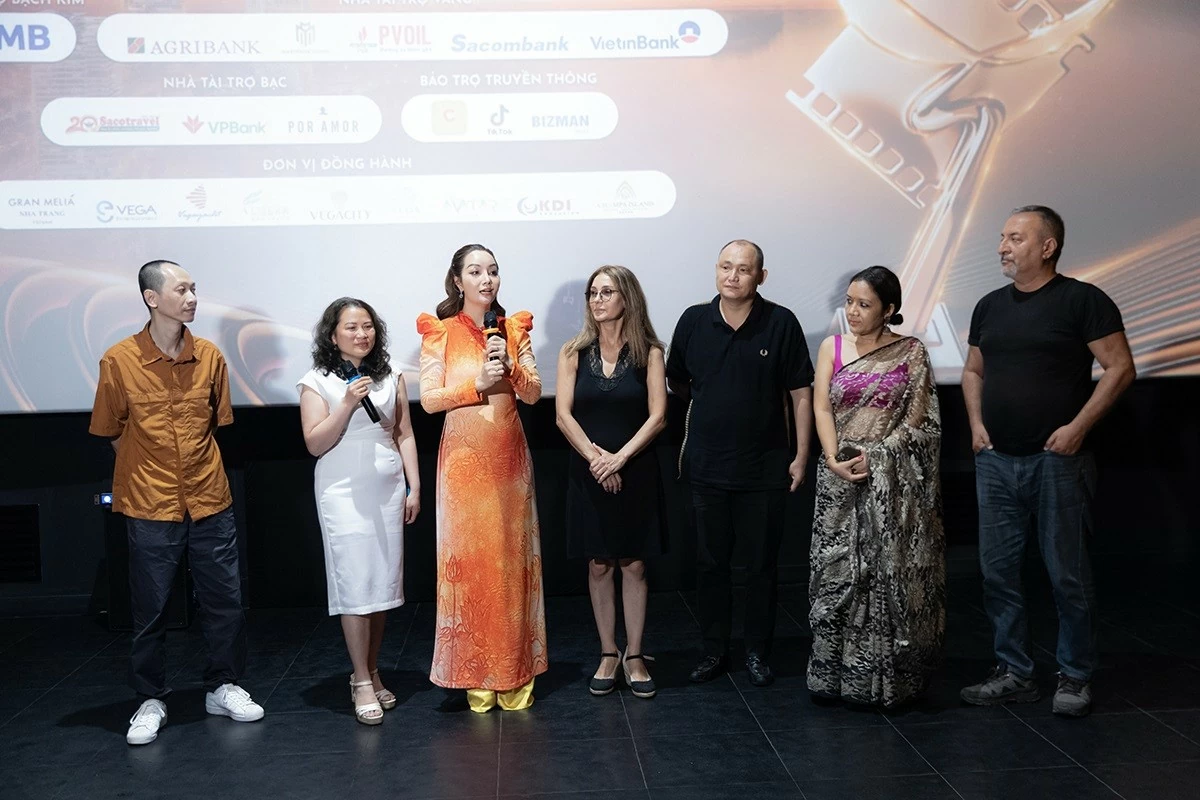 Đại sứ Kanat Tumys mong muốn đưa ‘Đóa hoa mong manh’ công chiếu cho người dân CH Kazakhstan Đại sứ Kanat Tumys mong muốn đưa ‘Đóa hoa mong manh’ công chiếu cho người dân CH Kazakhstan