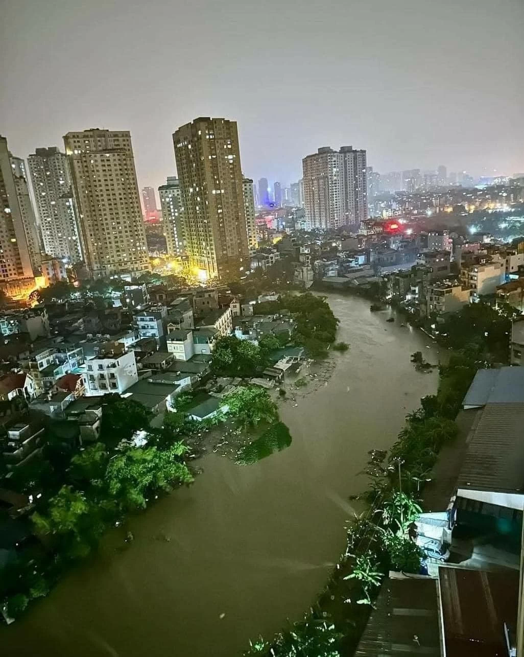 Hà Nội cấm người và phương tiện đi vào cầu Đuống Hà Nội cấm người và phương tiện đi vào cầu Đuống