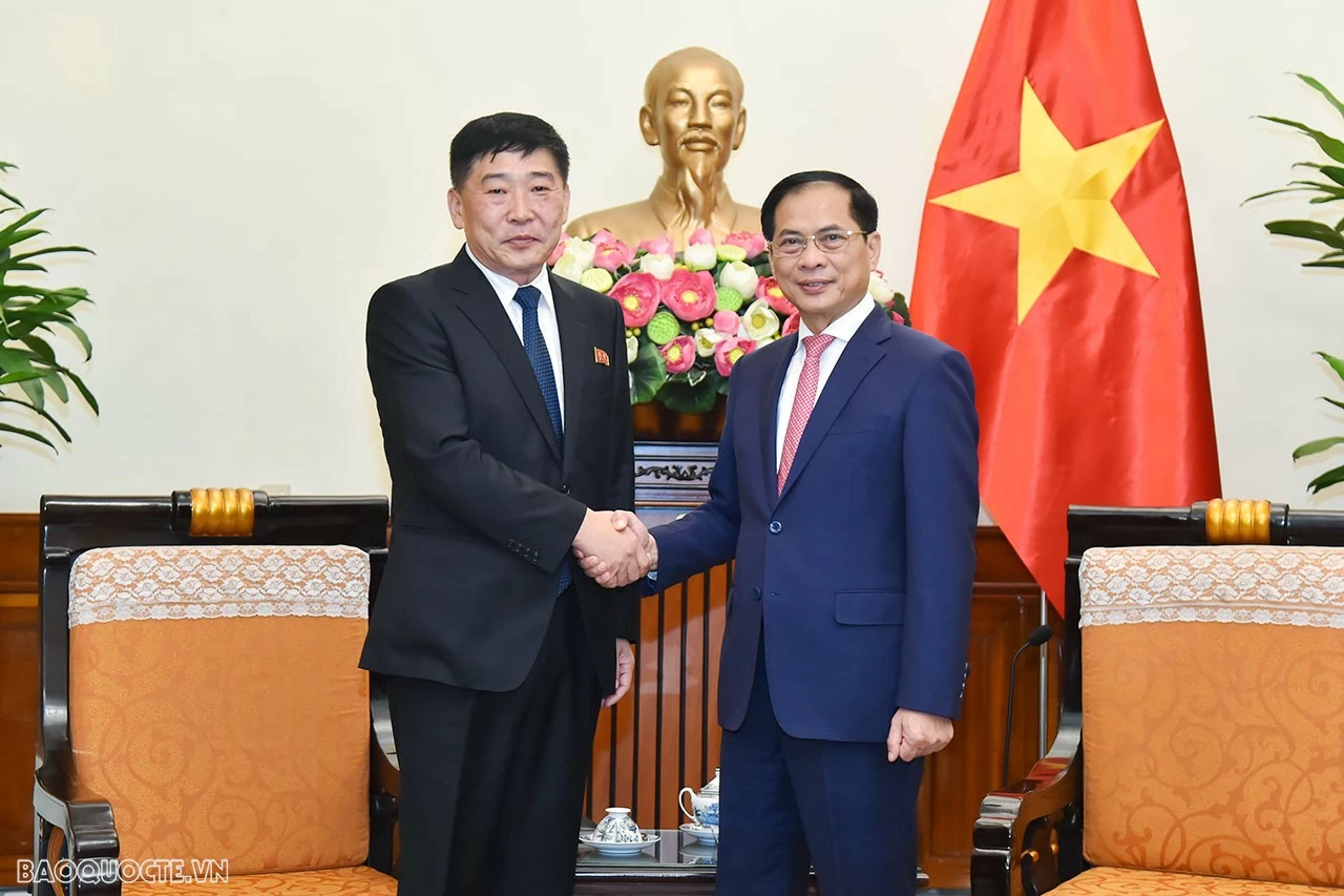 Chiều ngày 9/9, tại trụ sở Bộ Ngoại giao, Phó Thủ tướng, Bộ trưởng Ngoại giao Bùi Thanh Sơn đã tiếp Thứ trưởng Ngoại giao Triều Tiên Pak Sang Kil. (Ảnh: Tuấn Anh) Chiều ngày 9/9, tại trụ sở Bộ Ngoại giao, Phó Thủ tướng, Bộ trưởng Ngoại giao Bùi Thanh Sơn đã tiếp Thứ trưởng Ngoại giao Triều Tiên Pak Sang Kil. (Ảnh: Tuấn Anh)