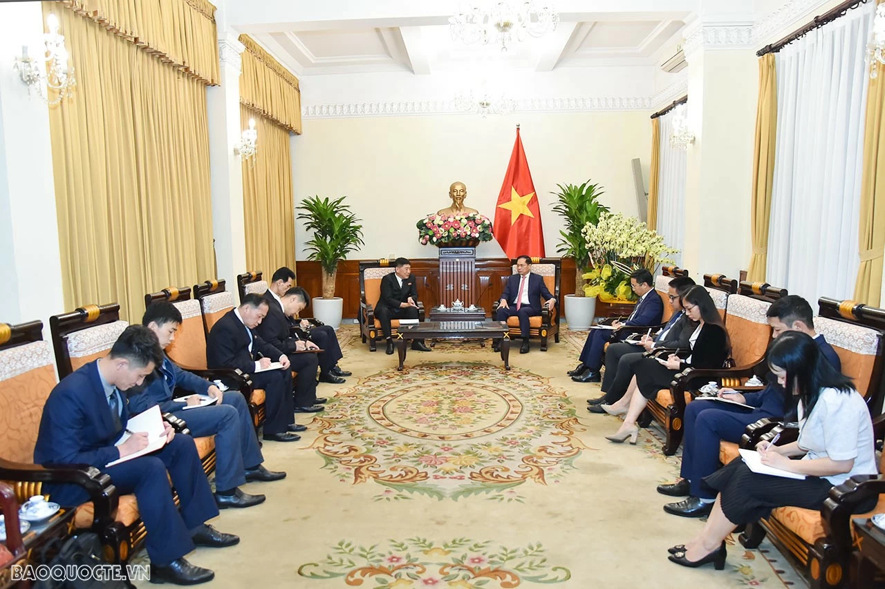 Chiều ngày 9/9, tại trụ sở Bộ Ngoại giao, Phó Thủ tướng, Bộ trưởng Ngoại giao Bùi Thanh Sơn đã tiếp Thứ trưởng Ngoại giao Triều Tiên Pak Sang Kil. (Ảnh: Tuấn Anh) Chiều ngày 9/9, tại trụ sở Bộ Ngoại giao, Phó Thủ tướng, Bộ trưởng Ngoại giao Bùi Thanh Sơn đã tiếp Thứ trưởng Ngoại giao Triều Tiên Pak Sang Kil. (Ảnh: Tuấn Anh)