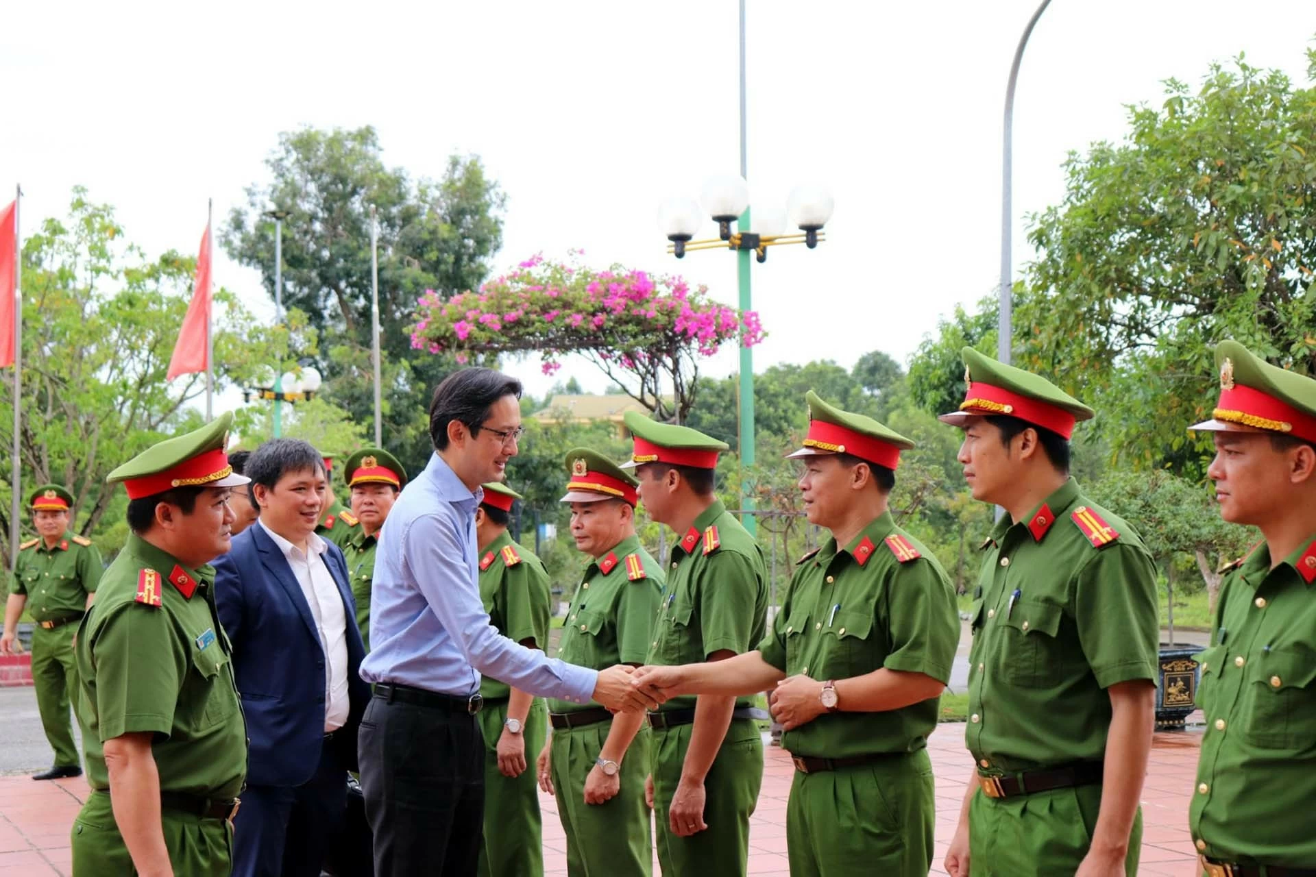 Thứ trưởng Ngoại giao Đỗ Hùng Việt với cán bộ, chiến sĩ trại giam Vĩnh Quang, tỉnh Vĩnh Phúc. Thứ trưởng Ngoại giao Đỗ Hùng Việt với cán bộ, chiến sĩ trại giam Vĩnh Quang, tỉnh Vĩnh Phúc.