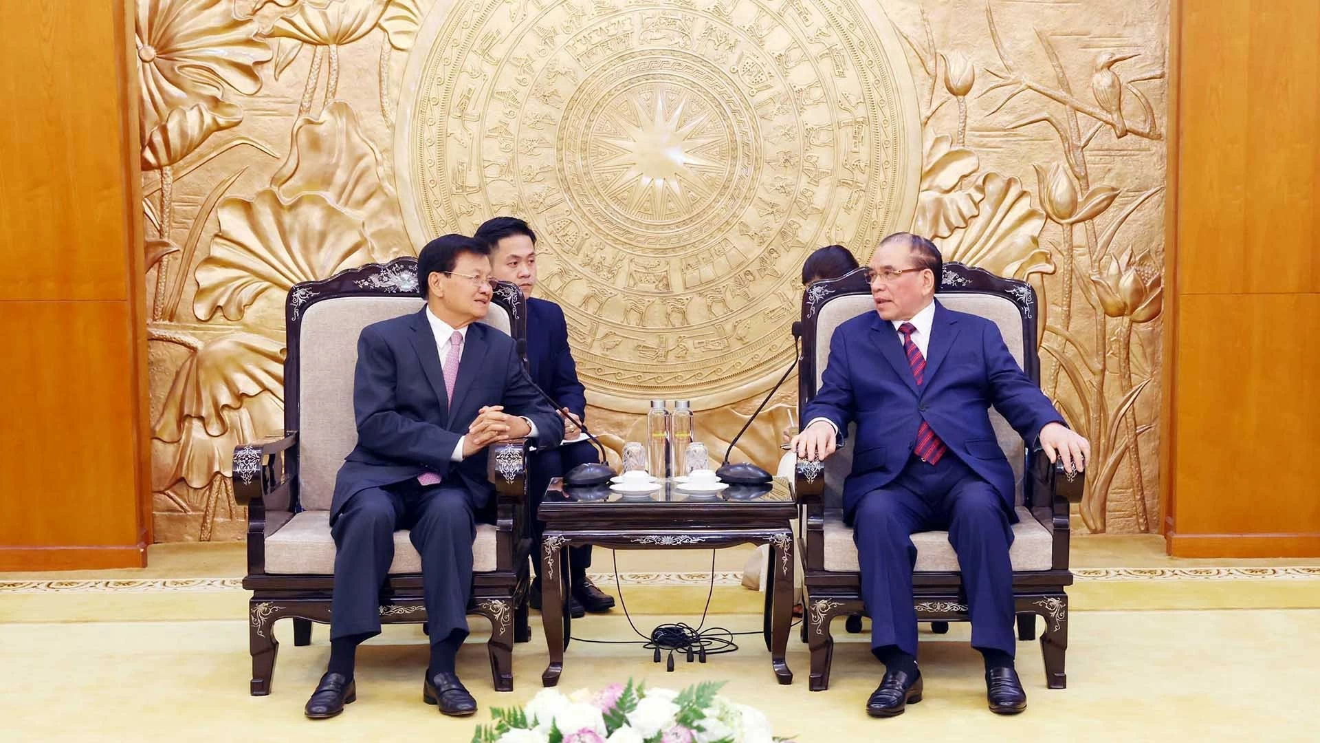 Tổng Bí thư, Chủ tịch nước Lào Thongloun Sisoulith gặp nguyên Tổng Bí thư Nông Đức Mạnh Tổng Bí thư, Chủ tịch nước Lào Thongloun Sisoulith gặp nguyên Tổng Bí thư Nông Đức Mạnh