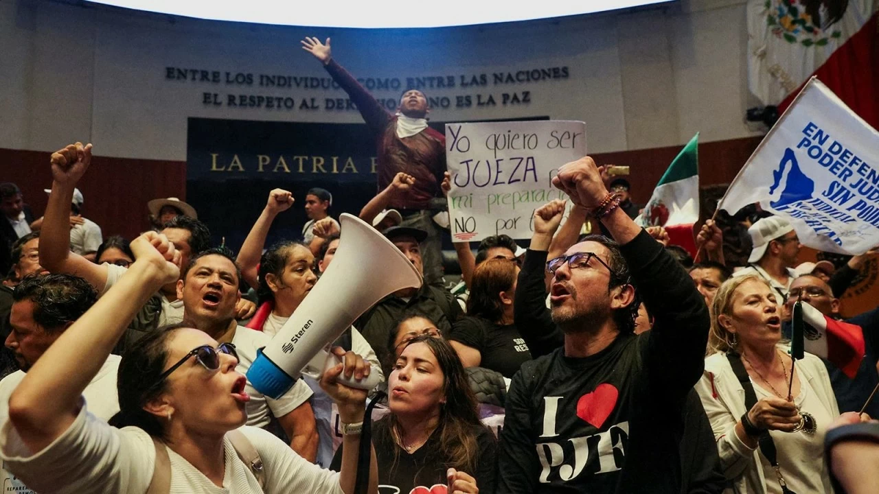 Người biểu tình giương cao biểu ngữ phản đối tại tòa nhà Thượng viện Mexico ngày 10/9. (Nguồn: Reuters) Người biểu tình giương cao biểu ngữ phản đối tại tòa nhà Thượng viện Mexico ngày 10/9. (Nguồn: Reuters)