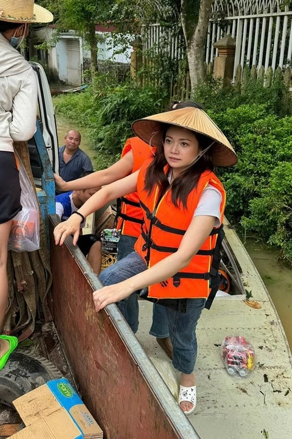 Hình ảnh các nghệ sĩ miền Bắc vượt lũ