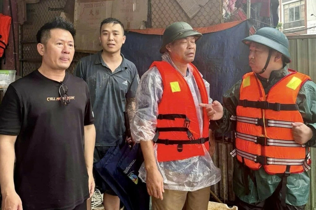 Hình ảnh các nghệ sĩ miền Bắc vượt lũ