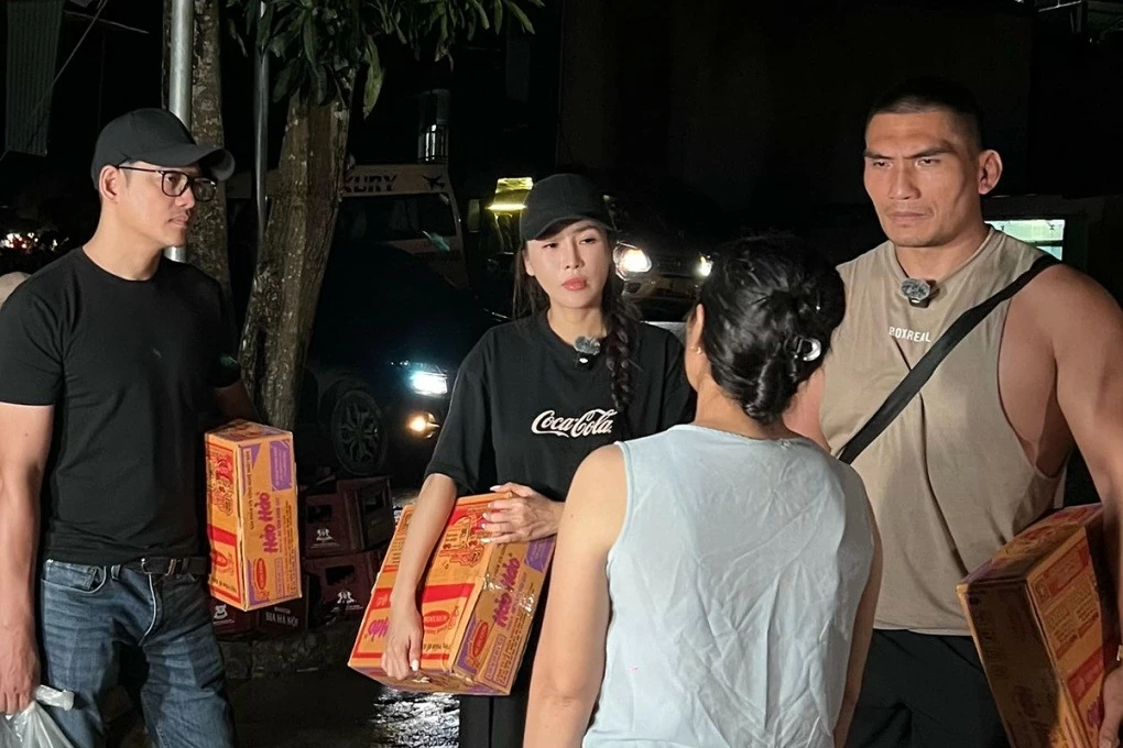 Hình ảnh các nghệ sĩ miền Bắc vượt lũ