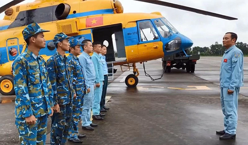 Trực thăng và tổ bay của Trung đoàn Không quân 916 sẵn sàng cứu hộ, cứu nạn. Ảnh: Bqp.vn. Trực thăng và tổ bay của Trung đoàn Không quân 916 sẵn sàng cứu hộ, cứu nạn. Ảnh: Bqp.vn.