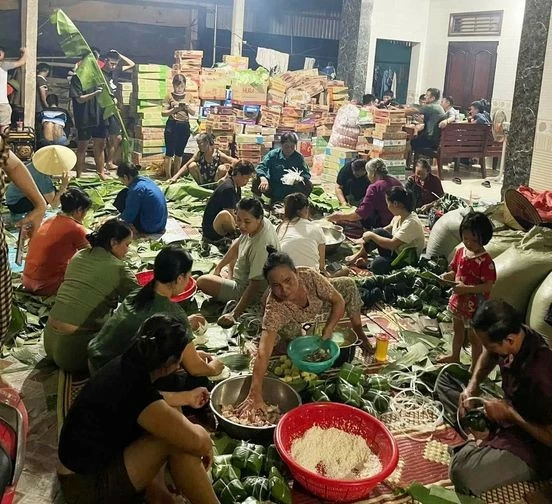 Người miền Trung 'đỏ lửa' nấu hàng nghìn bánh chưng gửi đồng bào lũ lụt Người miền Trung 'đỏ lửa' nấu hàng nghìn bánh chưng gửi đồng bào lũ lụt