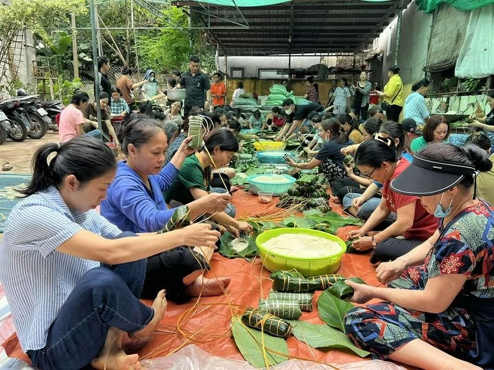 Người miền Trung 'đỏ lửa' nấu hàng nghìn bánh chưng gửi đồng bào lũ lụt Người miền Trung 'đỏ lửa' nấu hàng nghìn bánh chưng gửi đồng bào lũ lụt