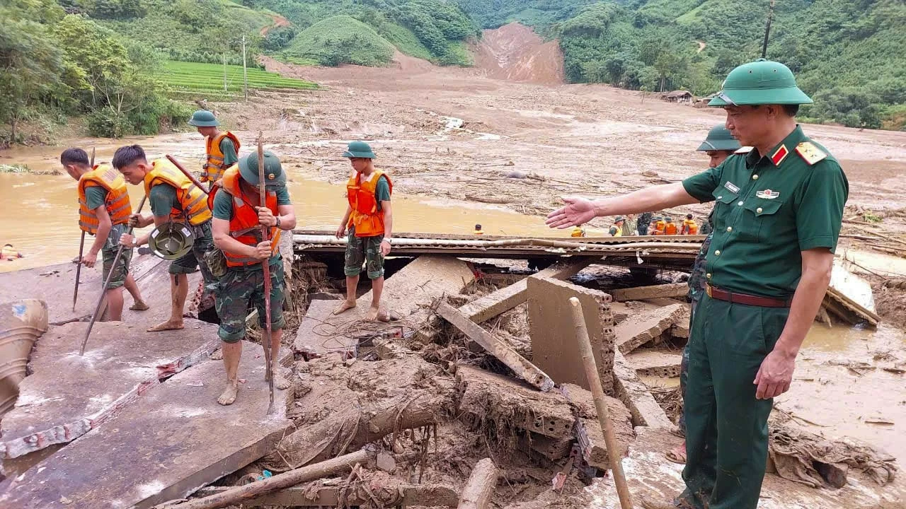 Cán bộ chiến sĩ Quân khu 2 tích cực tìm kiếm những người mất tích trong trận lũ kinh hoàng ở Bảo Yên, Lào Cai Cán bộ chiến sĩ Quân khu 2 tích cực tìm kiếm những người mất tích trong trận lũ kinh hoàng ở Bảo Yên, Lào Cai
