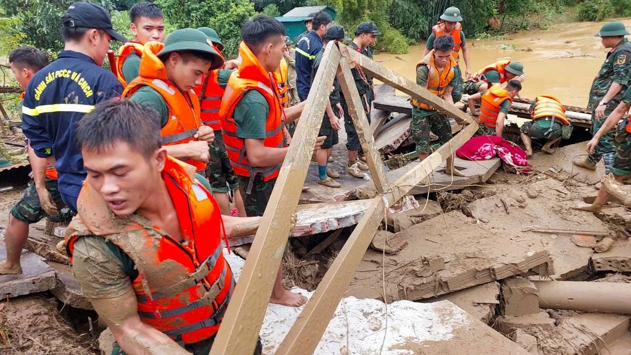 Cán bộ chiến sĩ Quân khu 2 tích cực tìm kiếm những người mất tích trong trận lũ kinh hoàng ở Bảo Yên, Lào Cai Cán bộ chiến sĩ Quân khu 2 tích cực tìm kiếm những người mất tích trong trận lũ kinh hoàng ở Bảo Yên, Lào Cai