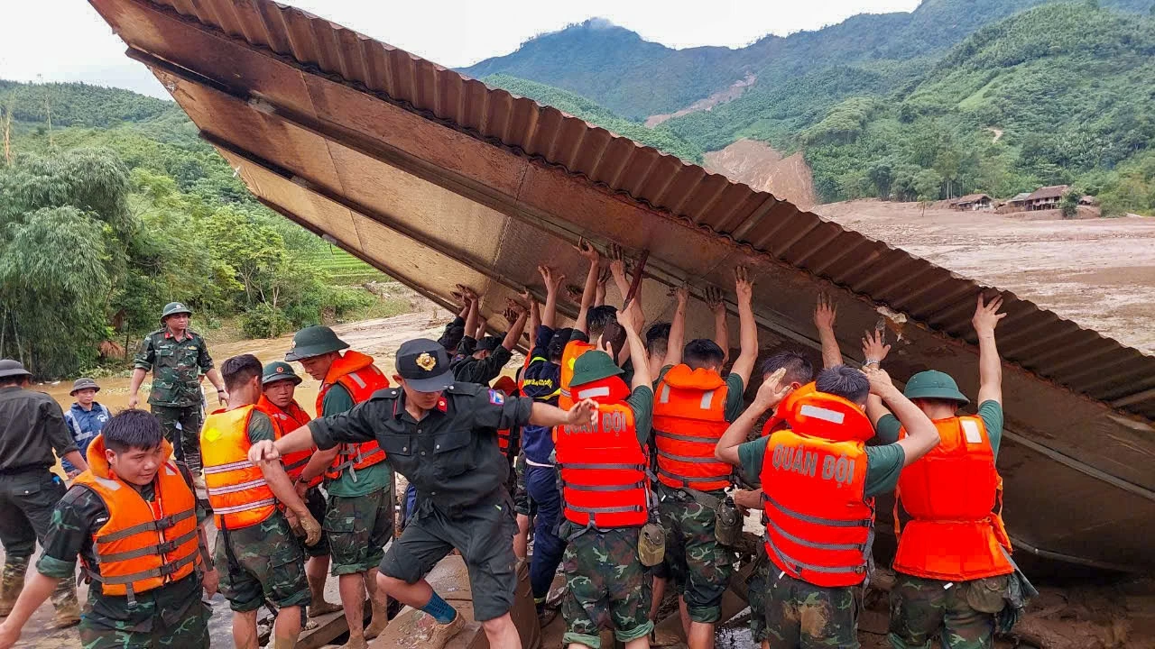 Cán bộ chiến sĩ Quân khu 2 tích cực tìm kiếm những người mất tích trong trận lũ kinh hoàng ở Bảo Yên, Lào Cai Cán bộ chiến sĩ Quân khu 2 tích cực tìm kiếm những người mất tích trong trận lũ kinh hoàng ở Bảo Yên, Lào Cai