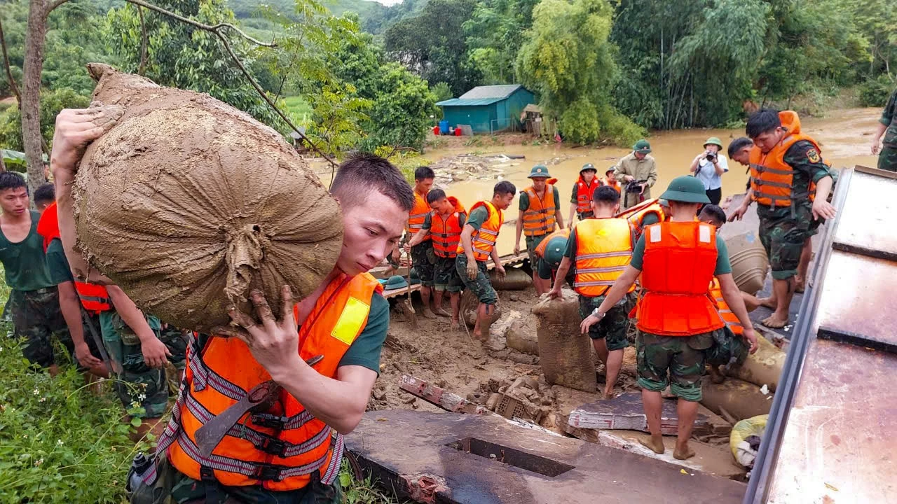 Cán bộ chiến sĩ Quân khu 2 tích cực tìm kiếm những người mất tích trong trận lũ kinh hoàng ở Bảo Yên, Lào Cai Cán bộ chiến sĩ Quân khu 2 tích cực tìm kiếm những người mất tích trong trận lũ kinh hoàng ở Bảo Yên, Lào Cai