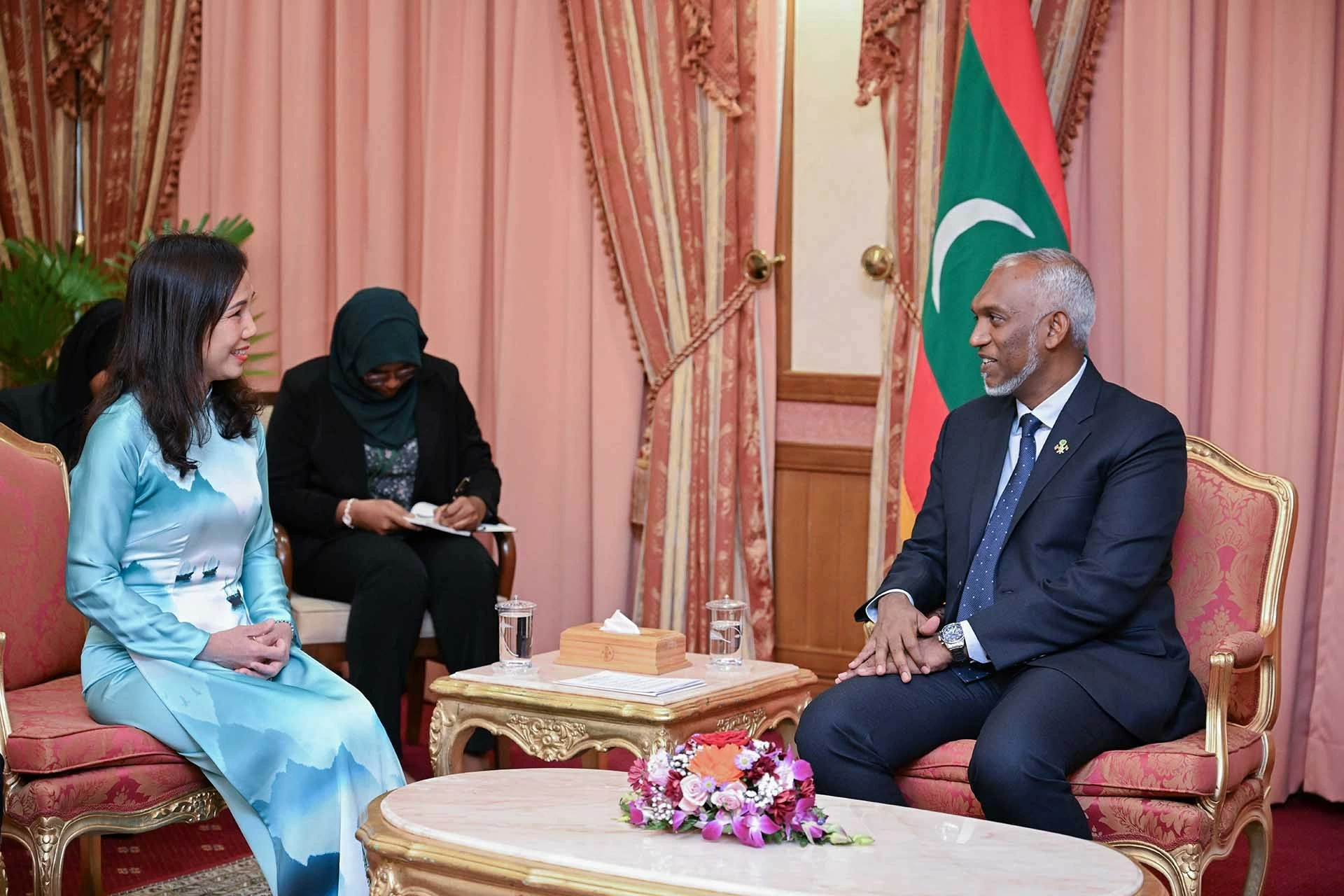Tổng thống Maldives Mohamed Muizzu tiếp Đại sứ Trịnh Thị Tổng thống Maldives Mohamed Muizzu tiếp Đại sứ Trịnh Thị
