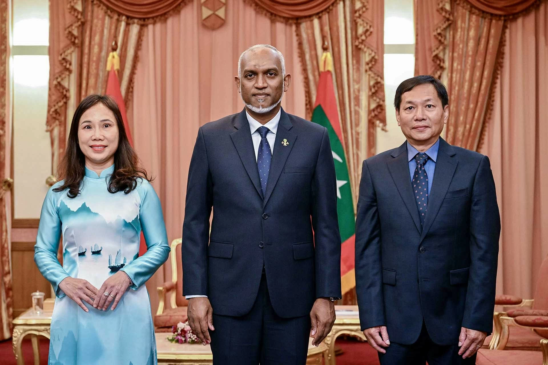 Tổng thống Mohamed Muizzu, Đại sứ Trịnh Thị Tâm, phu quân Nguyễn Ngọc Lâm chụp ảnh lưu niệm. Tổng thống Mohamed Muizzu, Đại sứ Trịnh Thị Tâm, phu quân Nguyễn Ngọc Lâm chụp ảnh lưu niệm.