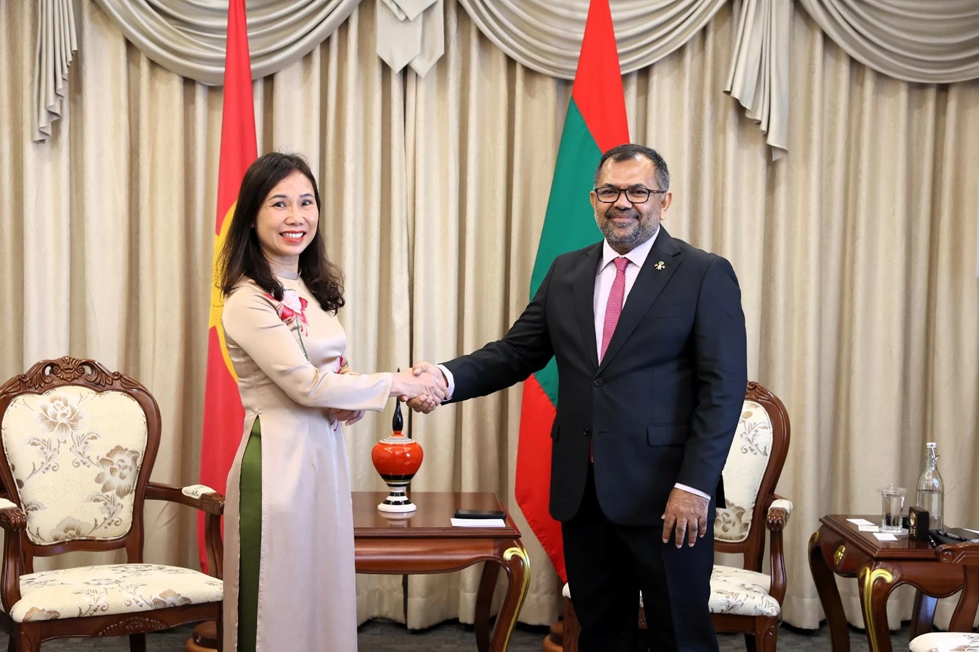 Đại sứ Trịnh Thị Tâm chào Bộ trưởng Bộ Ngoại giao Moosa Zameer. Đại sứ Trịnh Thị Tâm chào Bộ trưởng Bộ Ngoại giao Moosa Zameer.