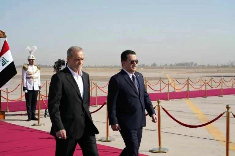 Thủ tướng Iraq Mohamed Shia al-Sudani (phải) chào đón Tổng thống Iran Masoud Pezeshkian đến Baghdad. (Nguồn: AFP) Thủ tướng Iraq Mohamed Shia al-Sudani (phải) chào đón Tổng thống Iran Masoud Pezeshkian đến Baghdad. (Nguồn: AFP)